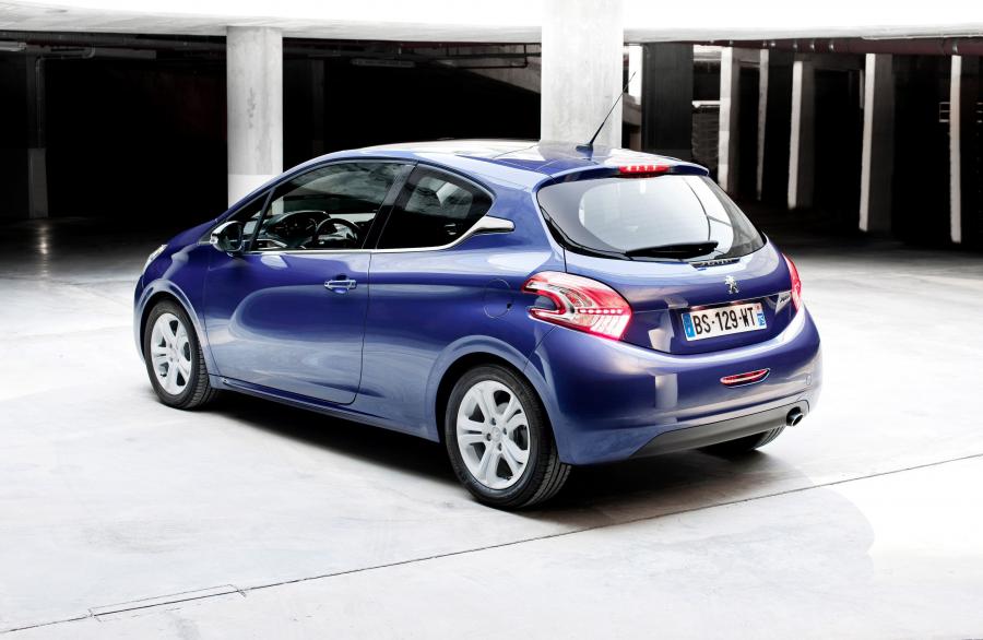  Peugeot 208 3-Door 2013 года  (фото 18 из 31)